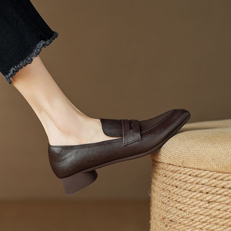 New Retro Pointed Toe Flat Bottom Slip-on Loafers - Image 5