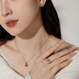 Fashionable And Minimalist Womens Heart-shaped Zircon Bow Necklace