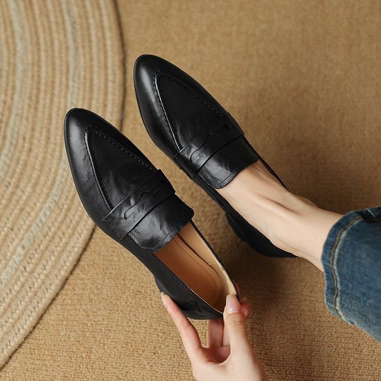 New Retro Pointed Toe Flat Bottom Slip-on Loafers - Image 2